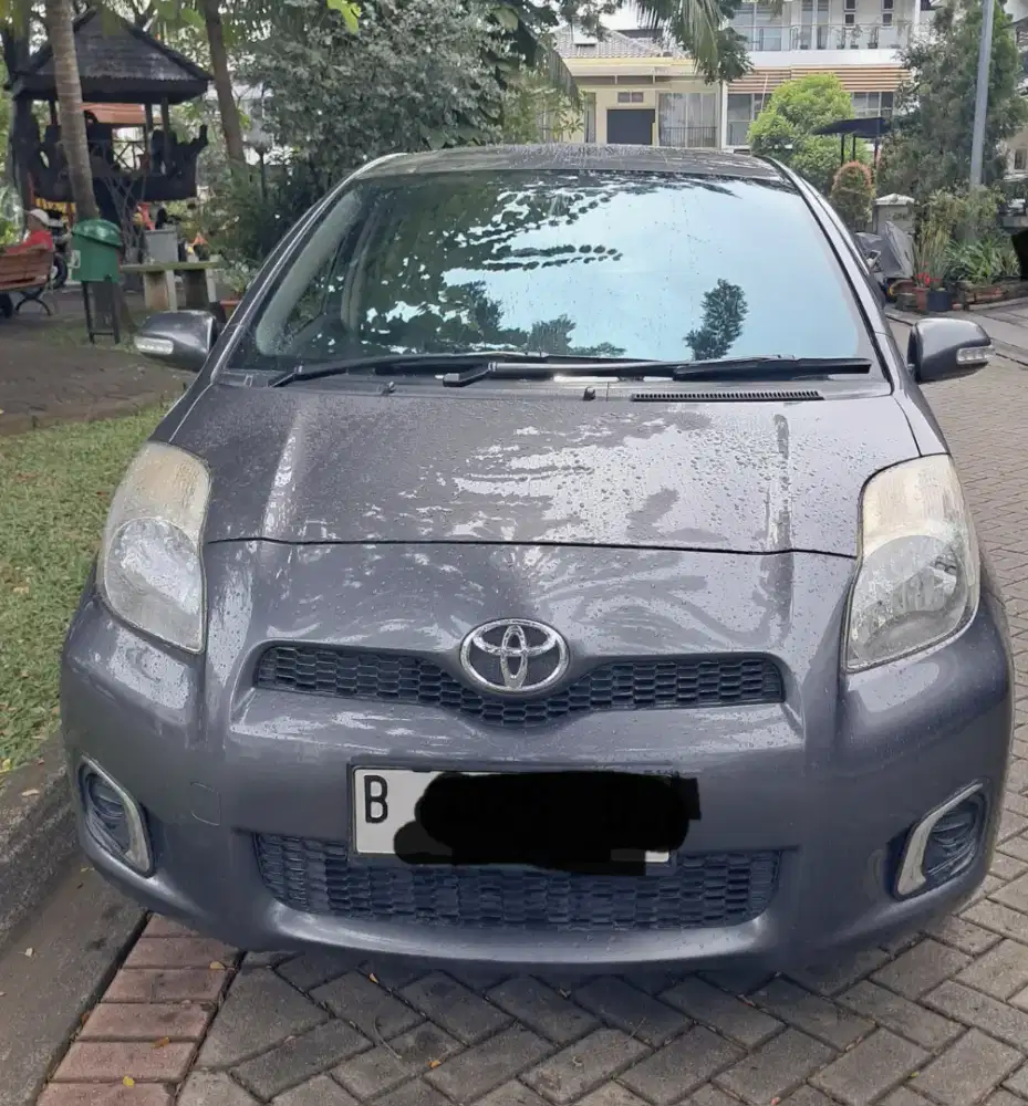 Toyota Yaris 2012 Bensin (  masih seperti baru )