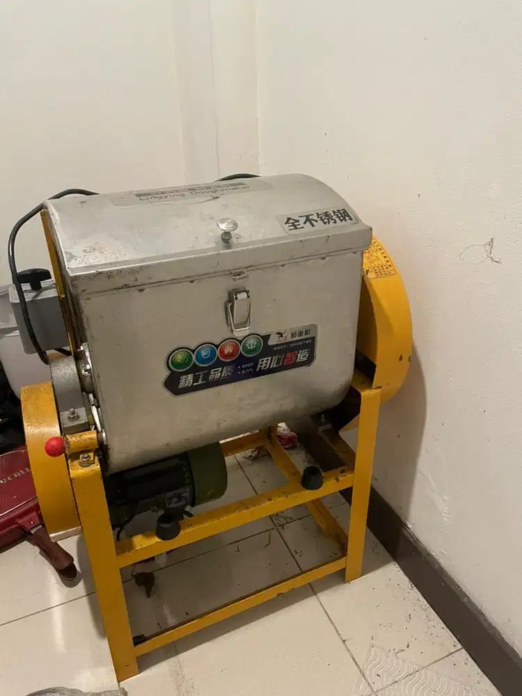 Mesin pengaduk adonan