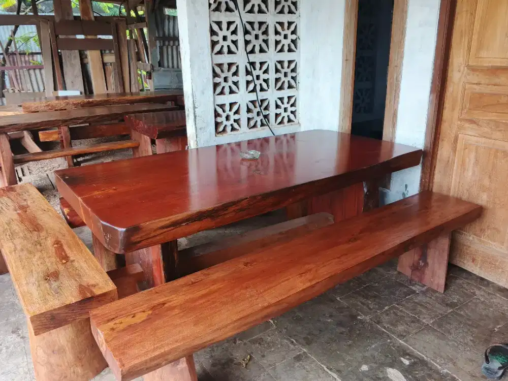 Meja makan antik teras