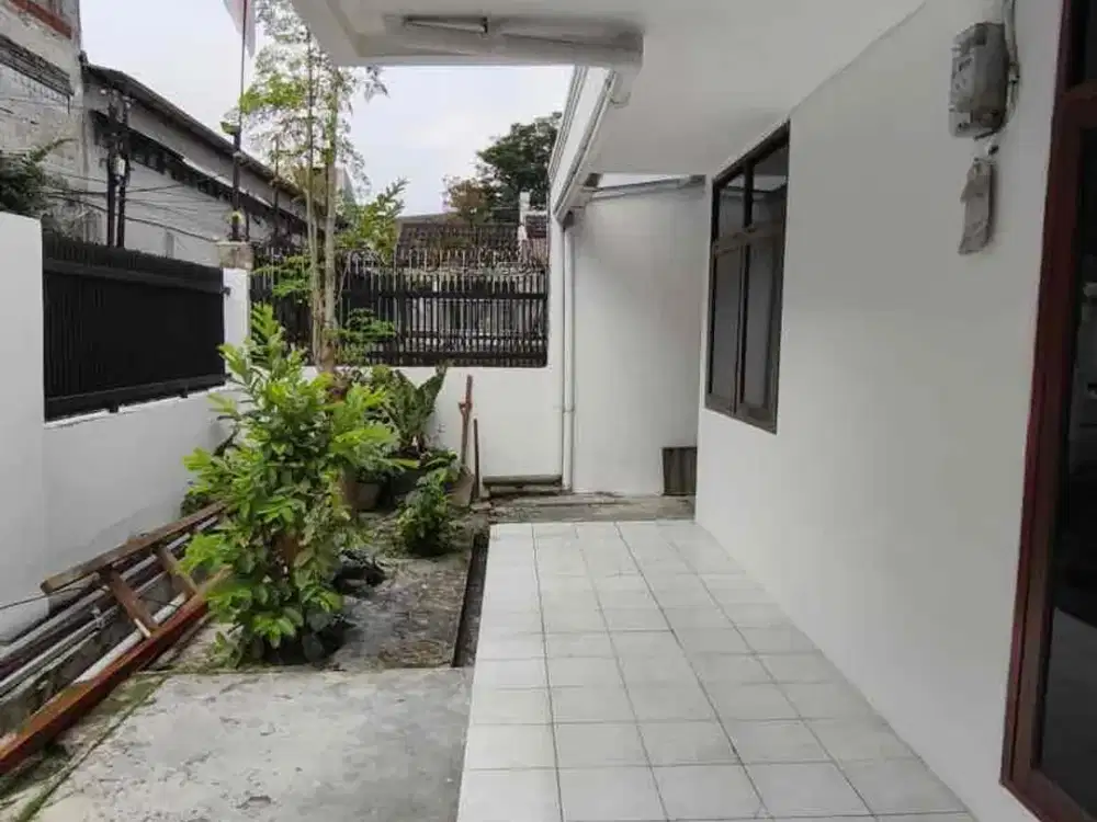 DIJUAL: 
RUMAH INHOFTANK
SIAP PAKAI

LT 189 M2  / LB 150 M2
KT 4+1
KM 2 +1
Carport 1, garasi 1
Shm
Listrik 3500W
Air pam