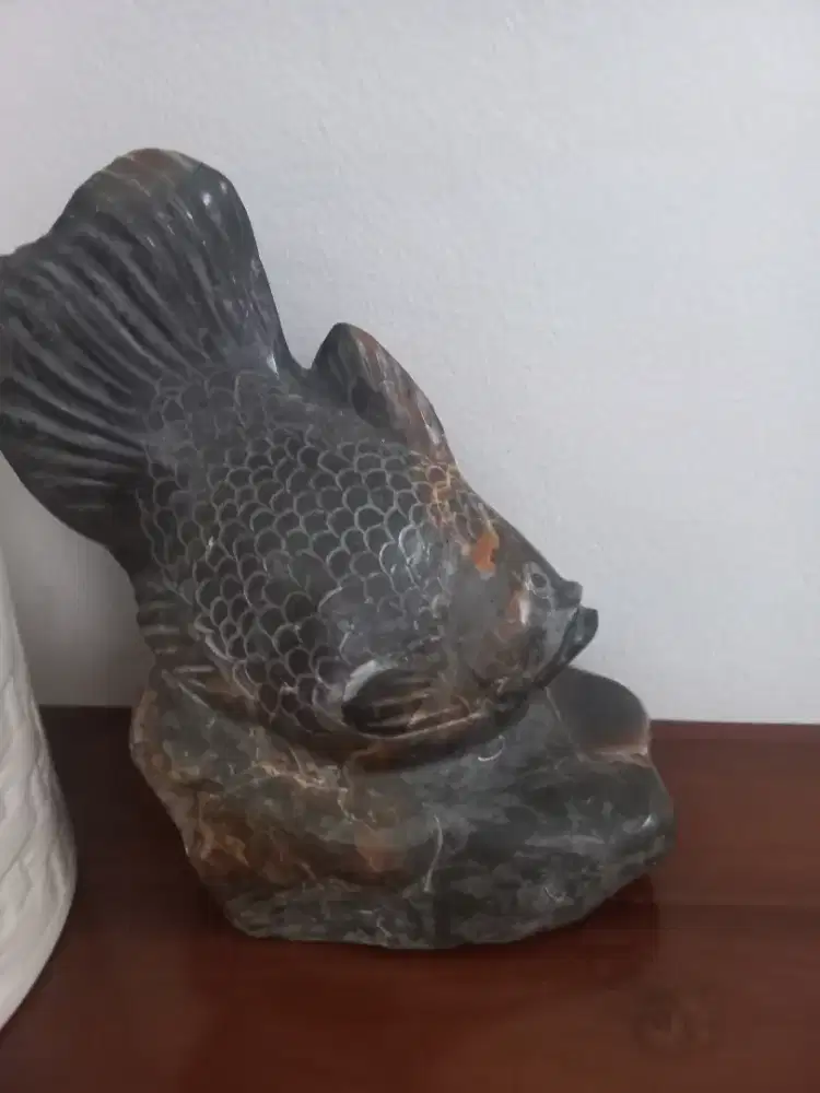 Patung ikan marmer