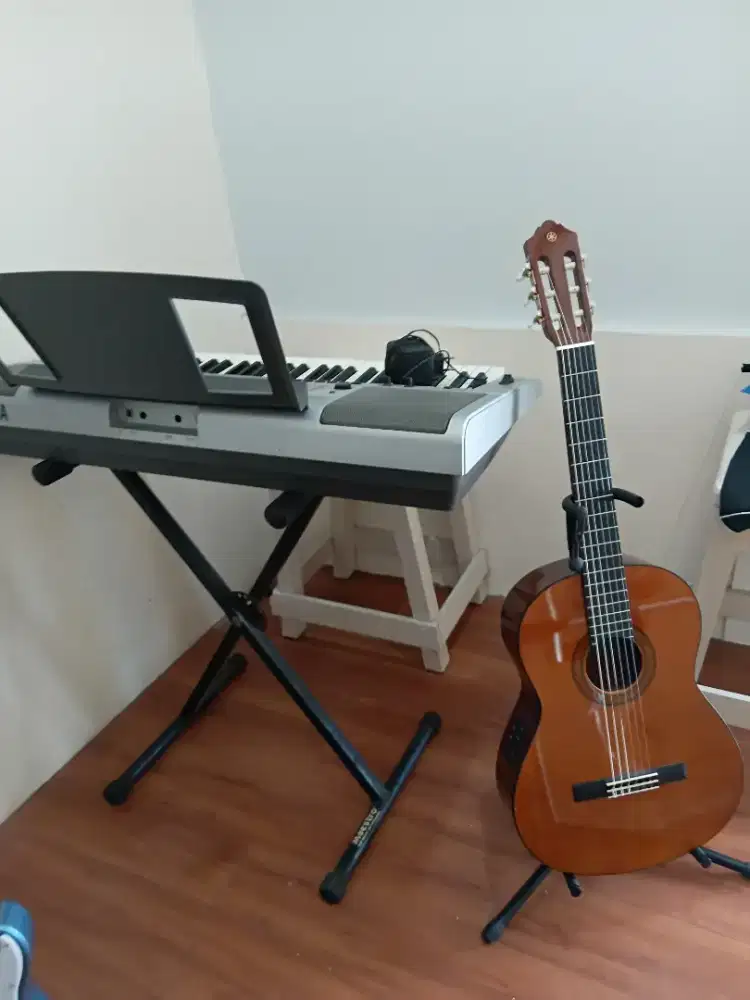 Paket Keyboard Yamaha PSR E403 dan Gitar Yamaha CX40 Original