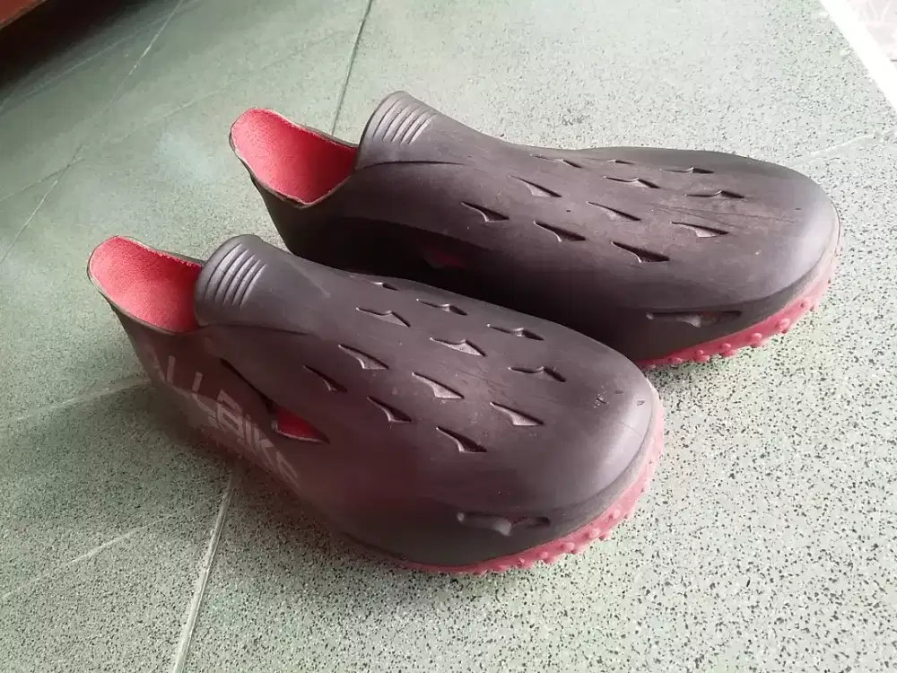 Sepatu Karet Tahan Air