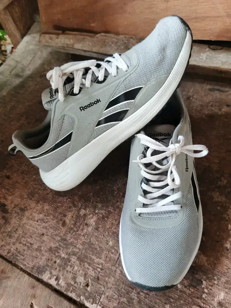 Jual sepatu Reebok original size 42 bisa kirim bayar cod