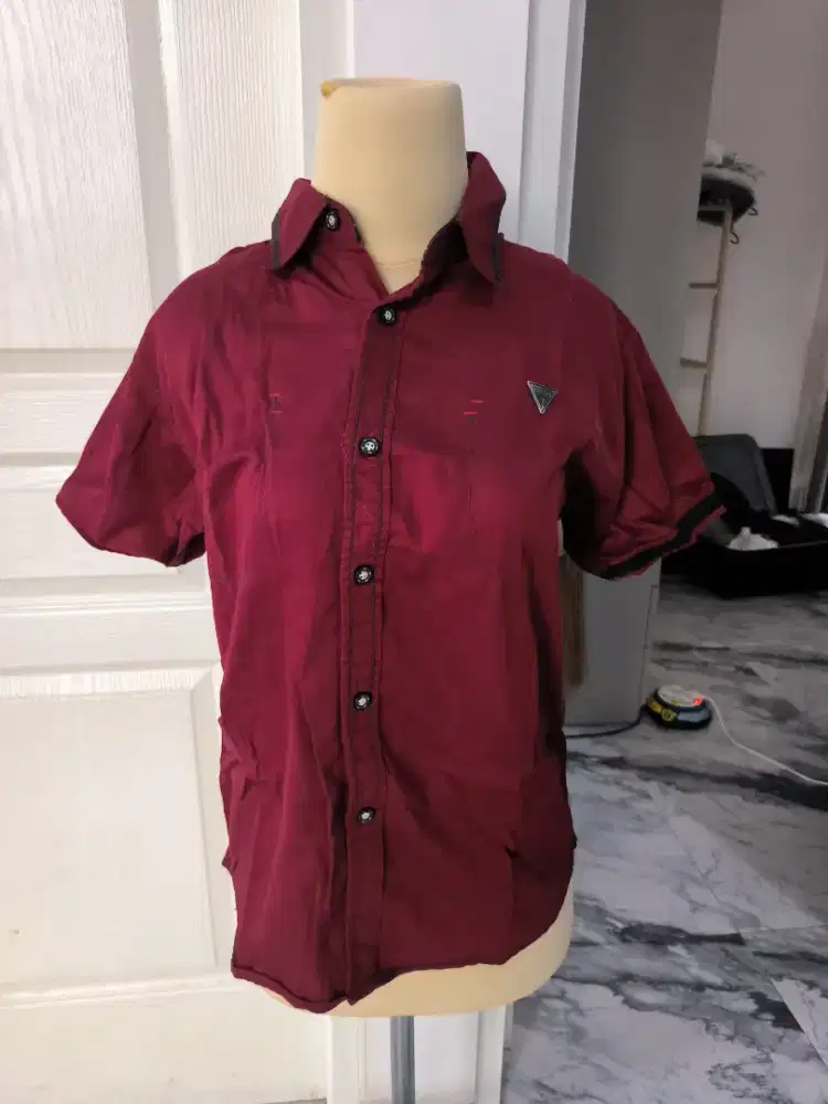 Kemeja Pria Guess Lengan Pendek Merah