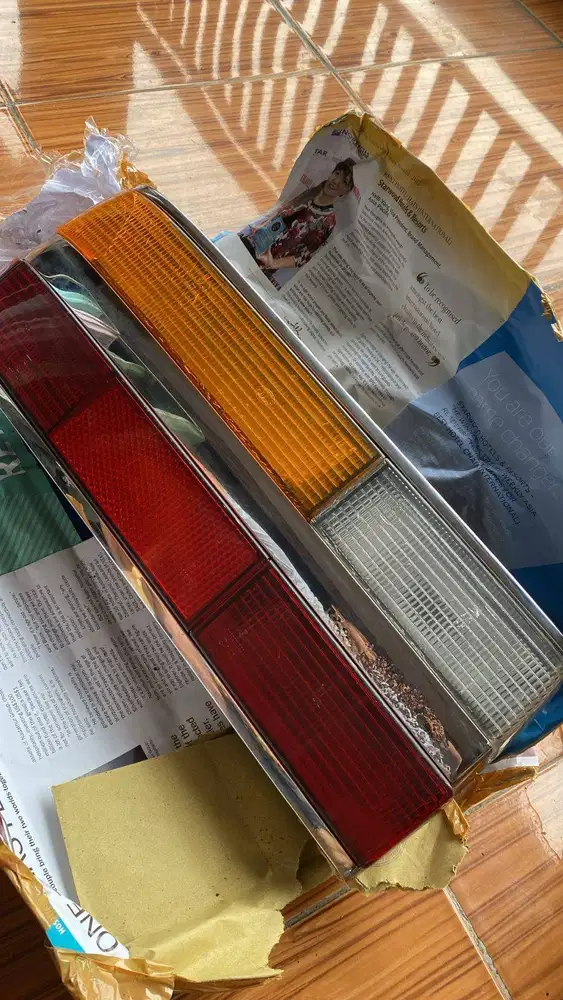 Lampu Belakang BMW E28 Sepasang lengkap soket tanpa bohlam