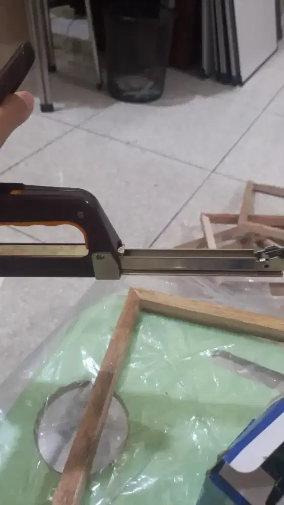 Dibutuhkan perempuan buat bungkus kanvas