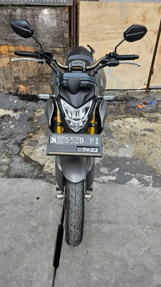 UD ENY MOTOR-HONDA CB150R TAHUN 2022 MULUS