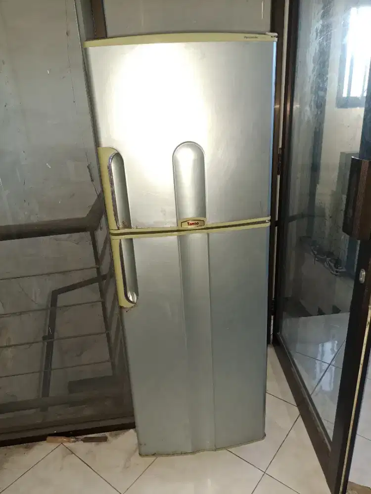 Kulkas 2 pintu panasonic kondisi dingin atas bawah normal
