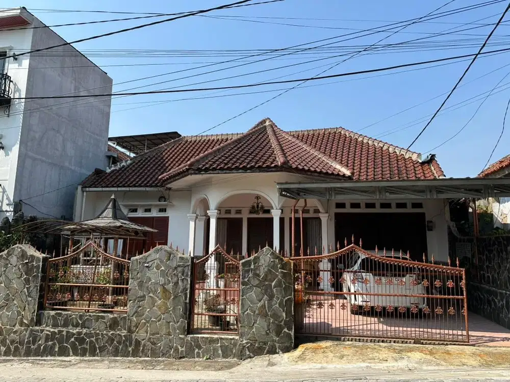 Dijual Rumah Luas LT 423 m²,  Dekat jalan raya