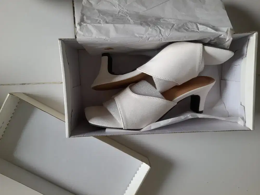 HEELS PUTIH HAK 5 CM