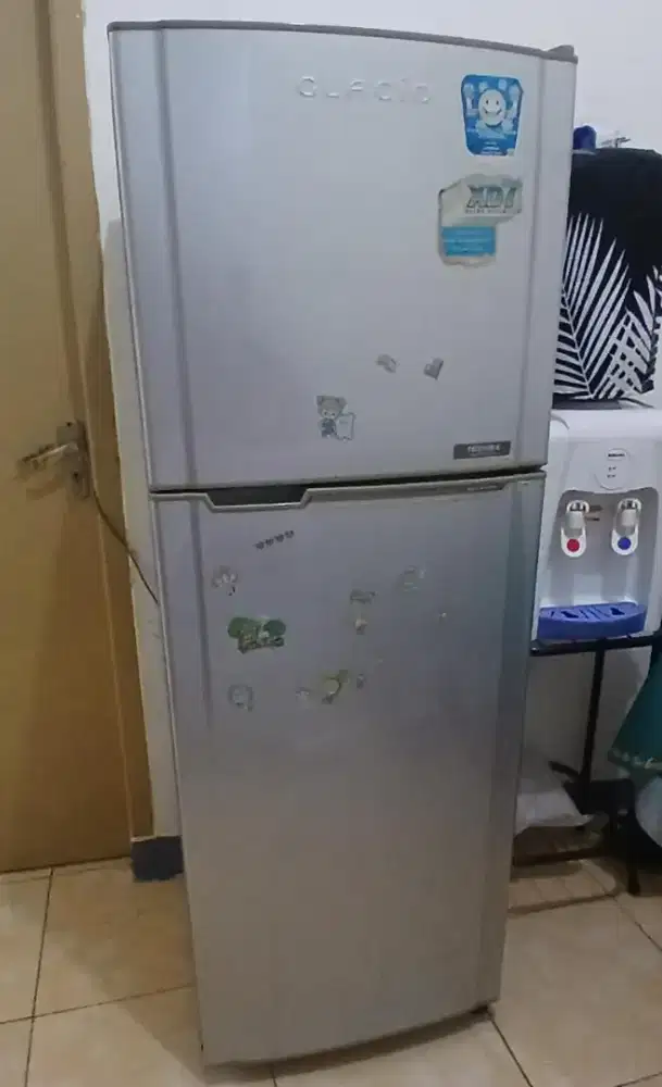 Kulkas toshiba 2 pintu grm4245