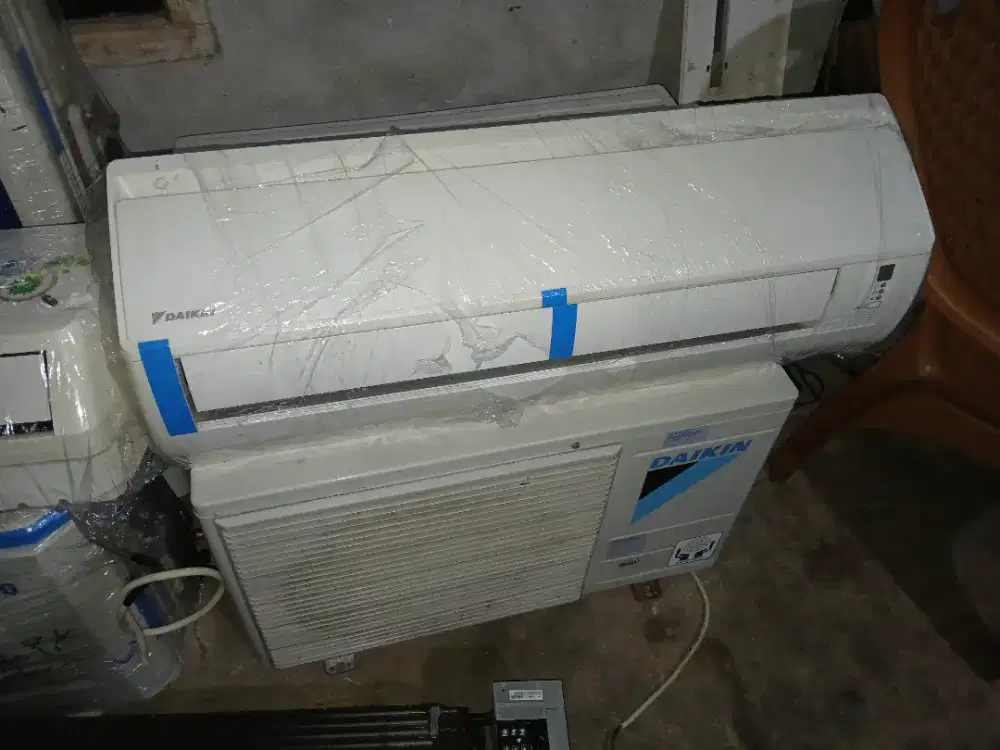 ac daikin ½pk dingin bergaransi (low watt)