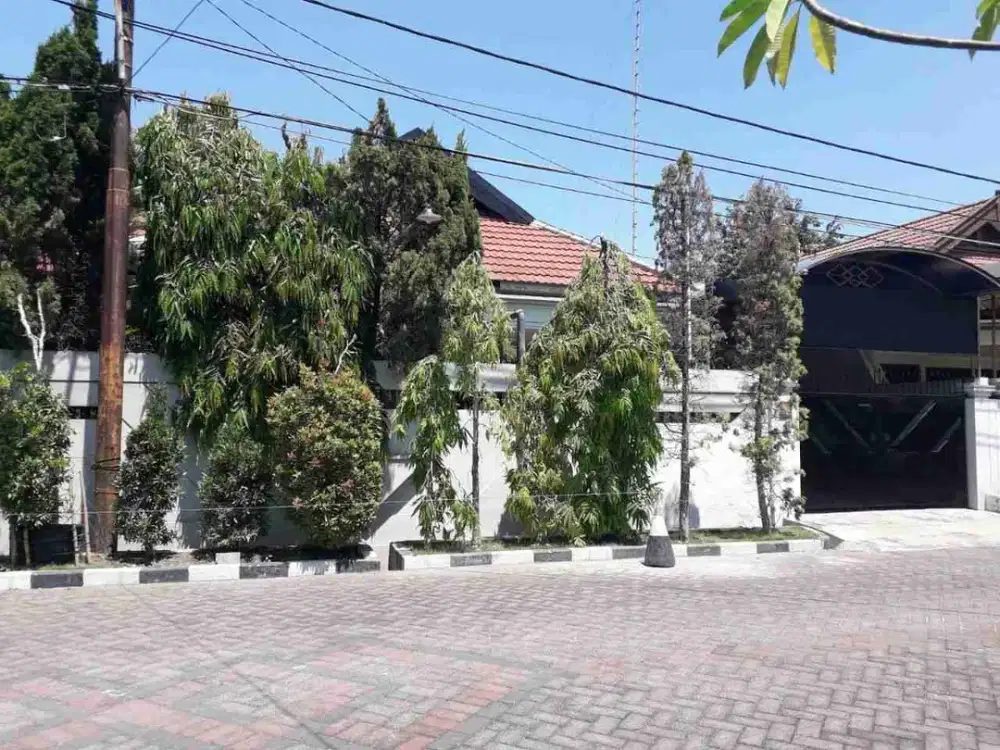 HITUNG TANAH RUMAH TERAWAT DI PERUMAHAN ELIT SURABAYA TIMUR DI MANYAR KARTIKA