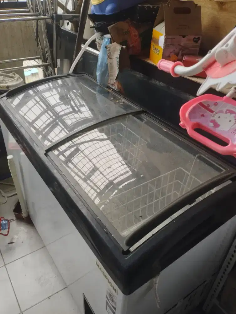 Freezer Maspion ukuran besar kondisi normal