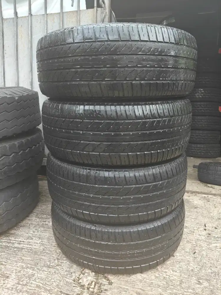 Jual ban mrek Toyo tranphat ukuran 235 50 R18 kond 80% 4pcs.