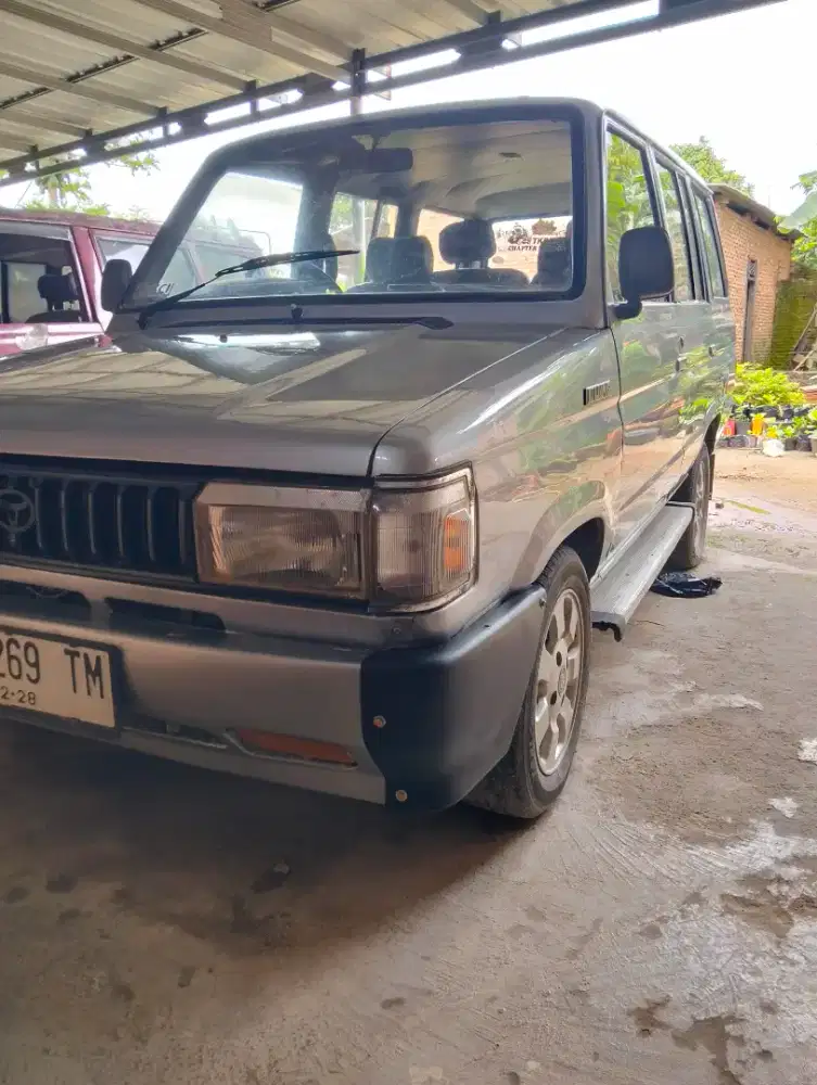 Kijang super minibus