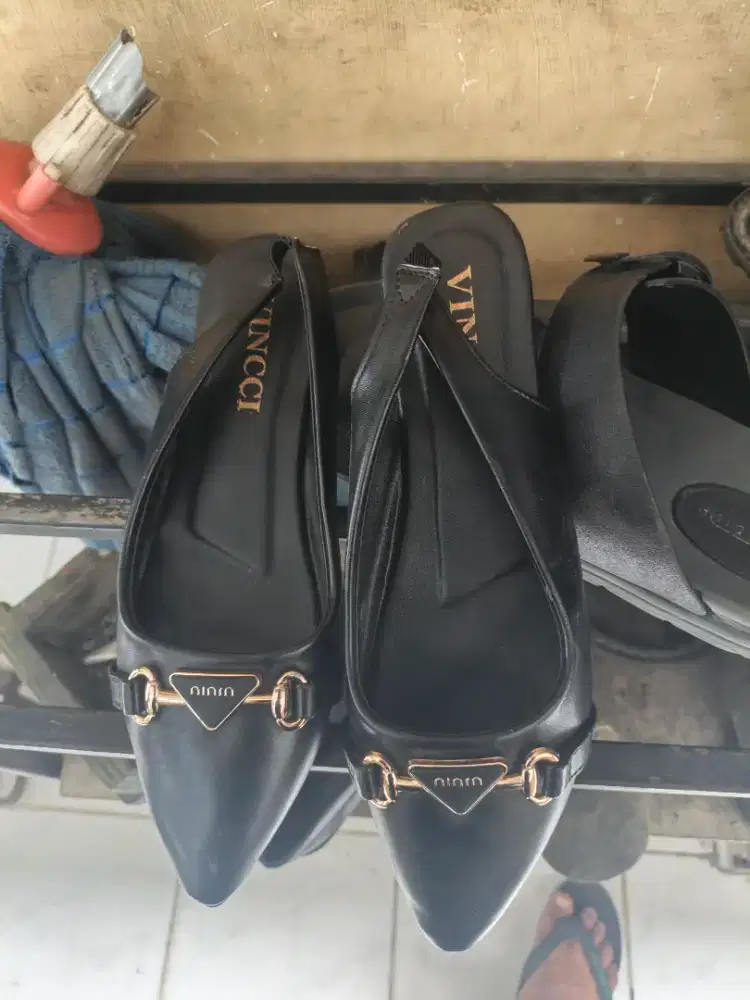 Sepatu wanita hitam