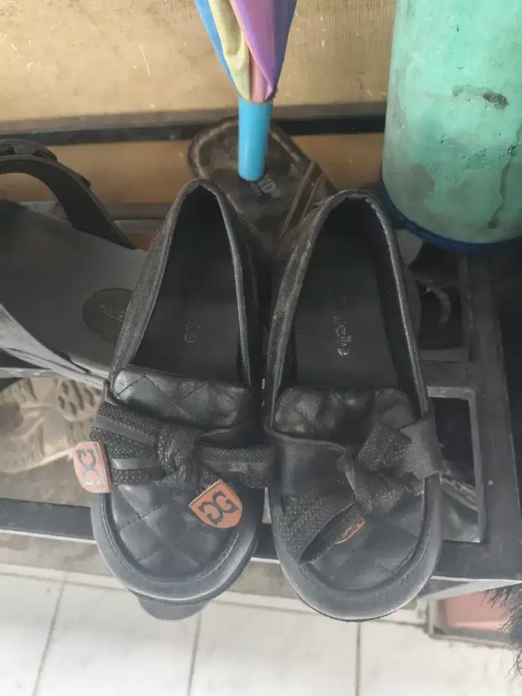 Sepatu anak hitam