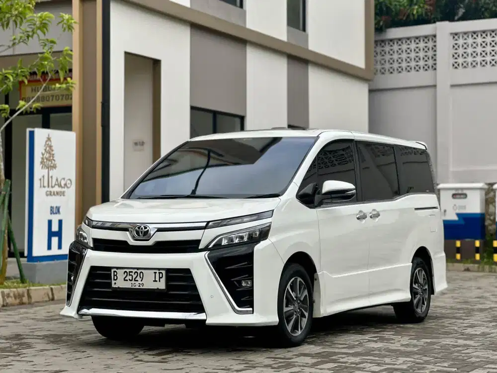 Toyota Voxy 2.0 AT 2019 Pajak Panjang
