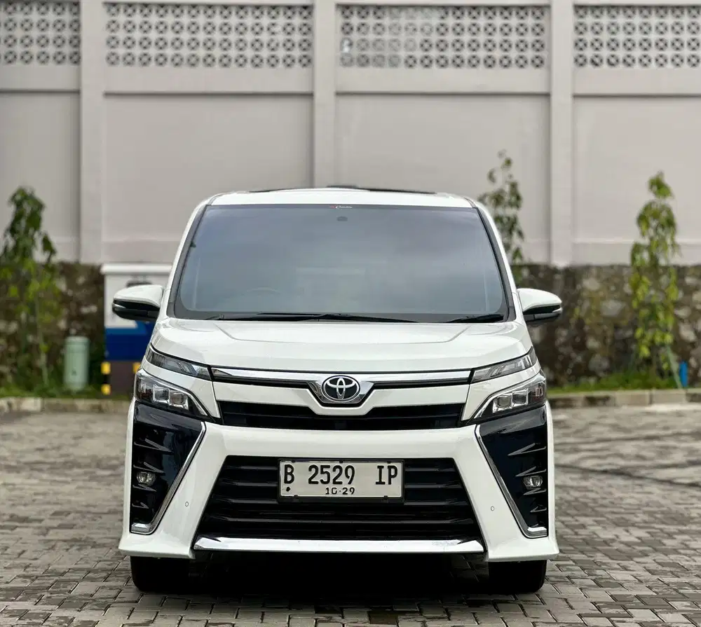 TOYOTA VOXY 2.0 AT 2019