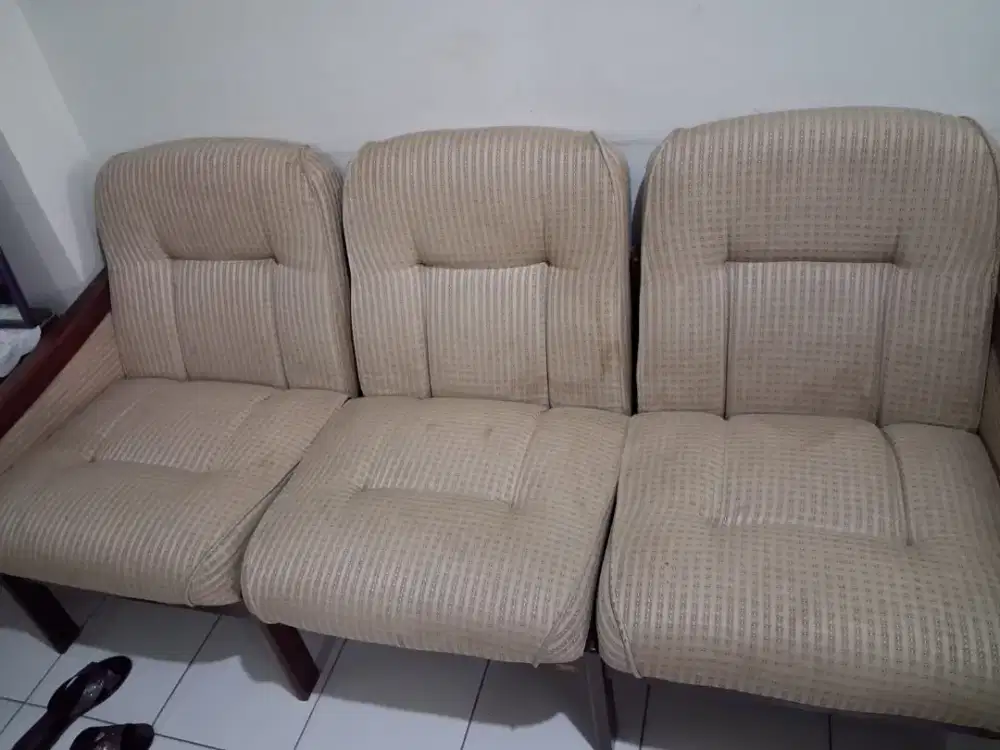 Sofa Bekas Merek Ligna Tiga Seat Mulus