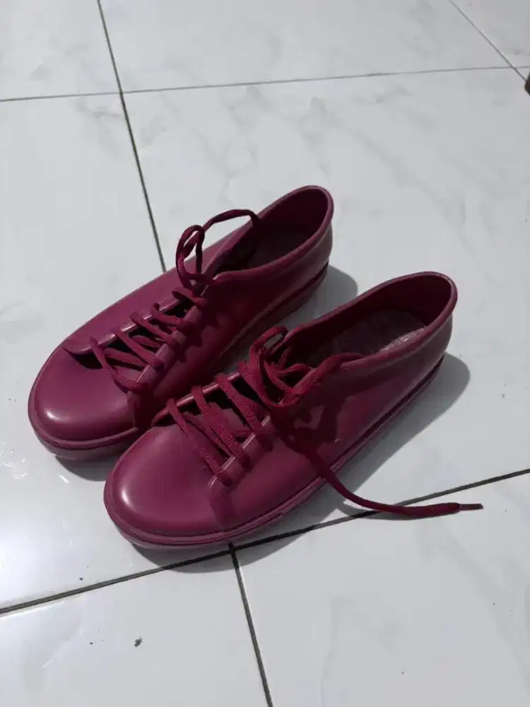 Sepatu Sneaker Karet Merah – Kondisi Masih Bagus (Gratis)