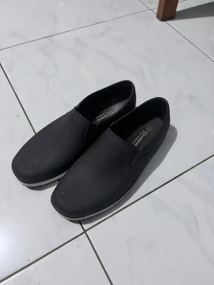 Sepatu Slip On Hitam Pria Size 40 – Kondisi Masih Bagus (Gratis)