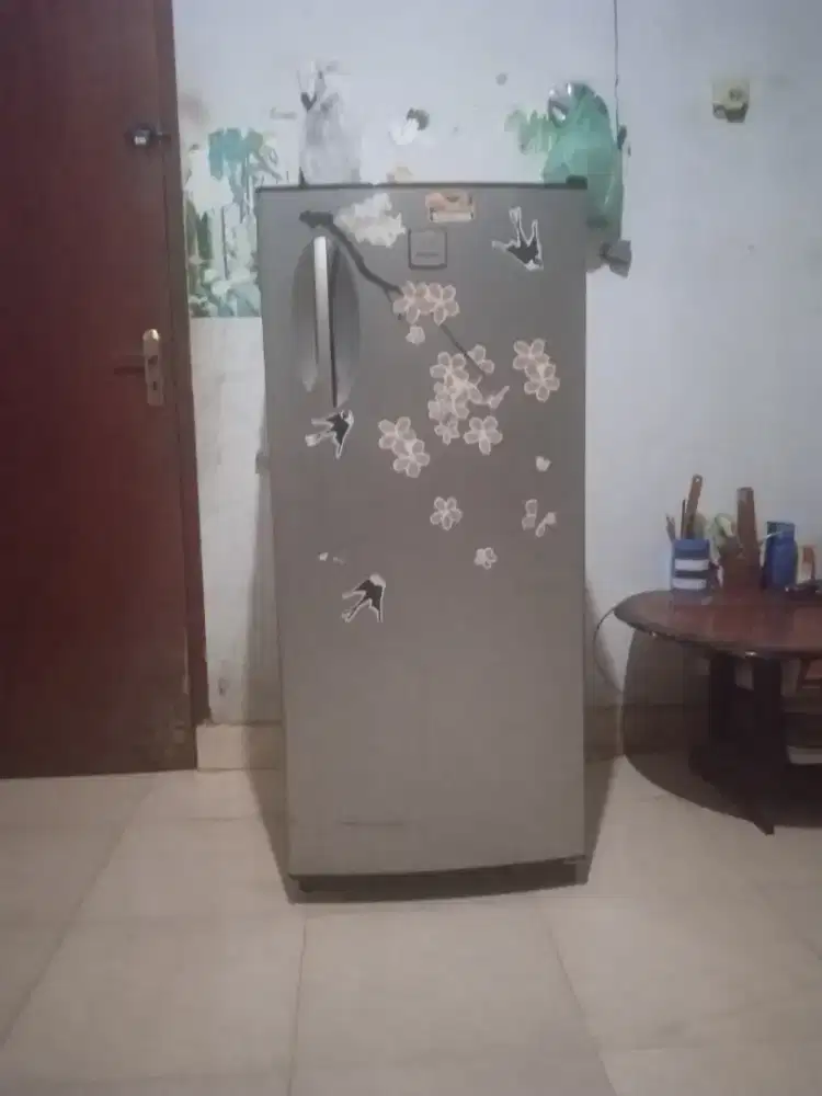 Kulkas 1 pintu merek Polytron