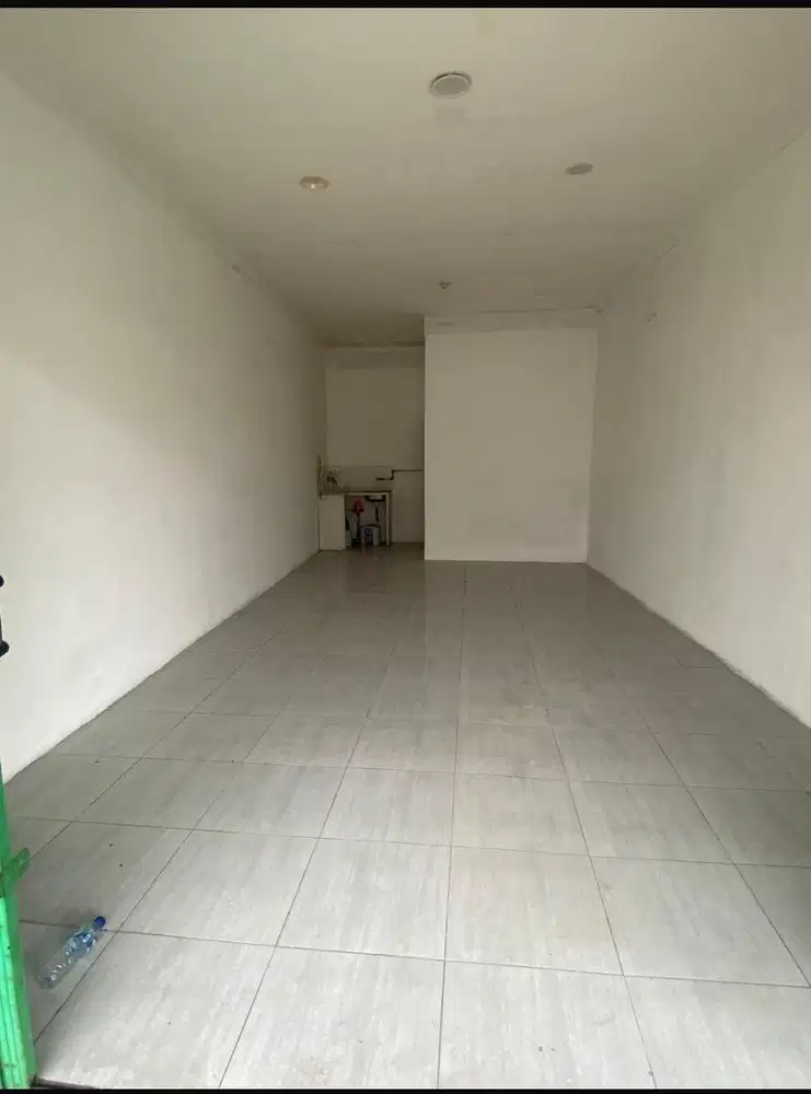 Disewakan kios lokasi sangat stategis , jln raya 2 mobil, ramai