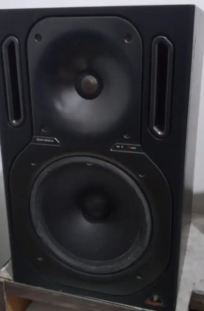 Speaker Flat Behringer Truth