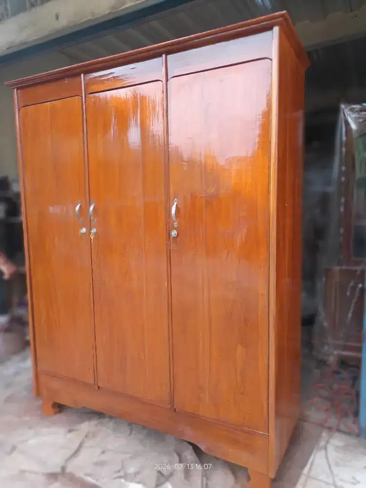 Lemari kayu jati antik bekas dah melamin kaca akan dipasang