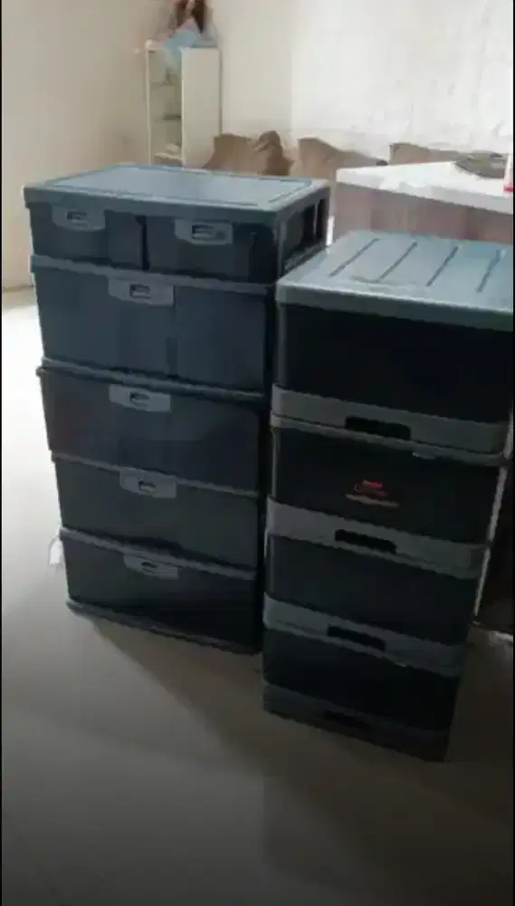 Di Obral 2 Container Lion Star