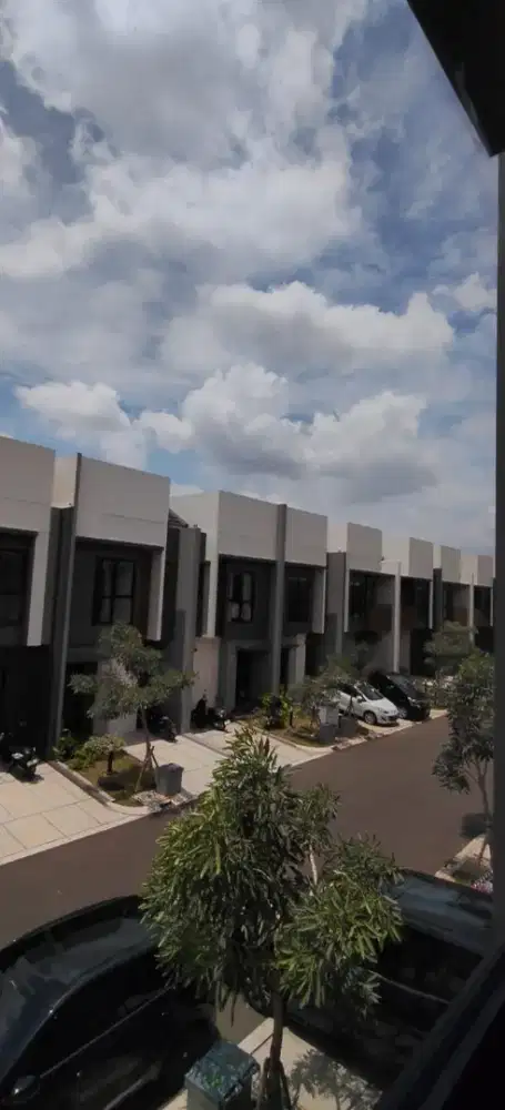 Sewakan Rumah Baru Hook 2 Lt Sumarecon Crown Gading
Bekasi