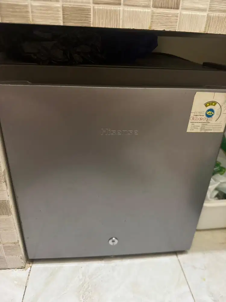 Kulkas hisense 42 liter 80watt likenew