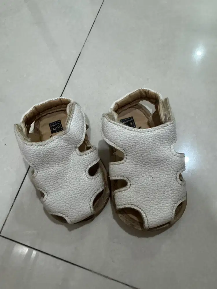 Sendal bayi putih bekas