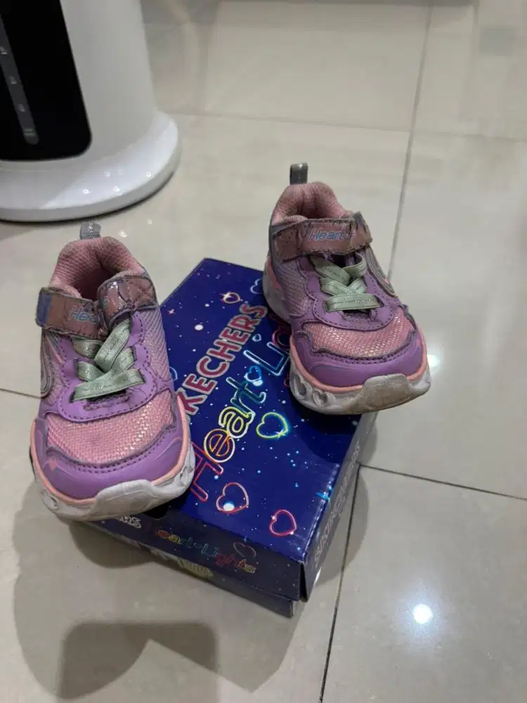 Sepatu skechers anak