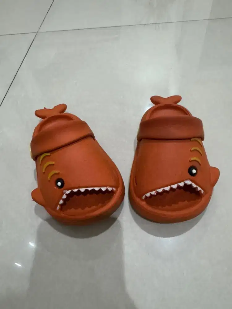 Sendal anak model hiu
