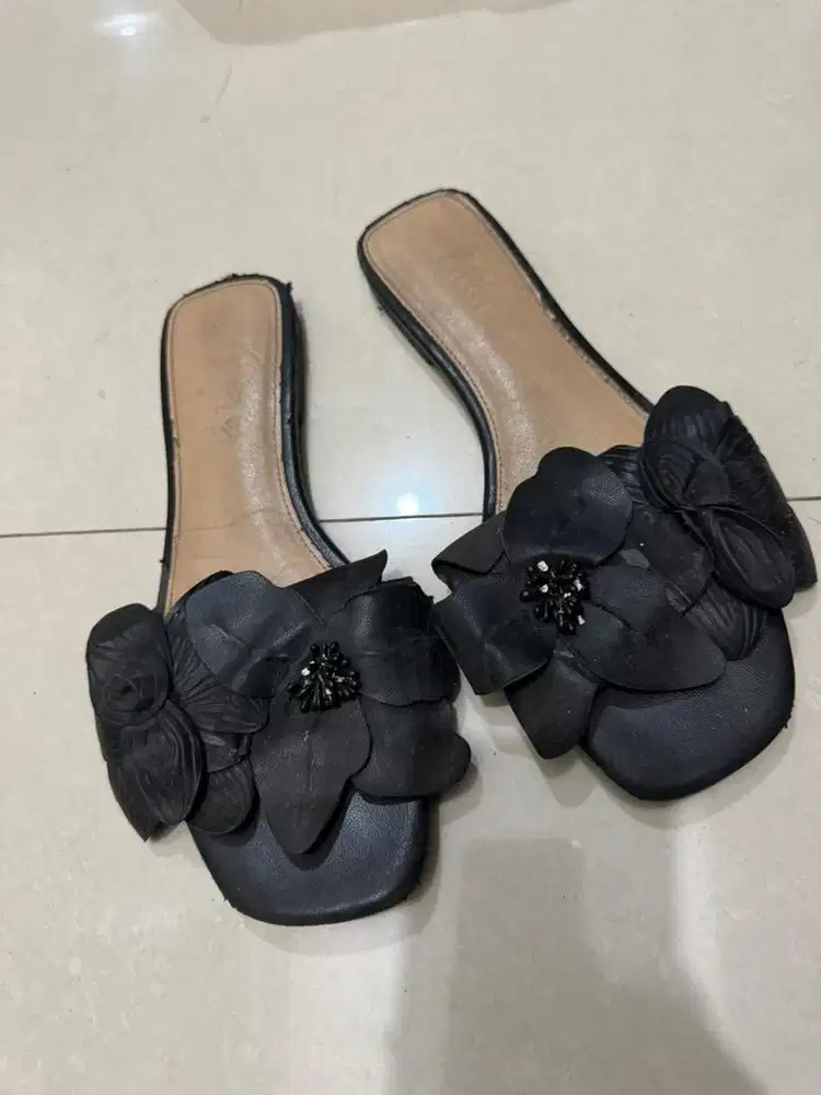 Sendal wanita hitam bunga