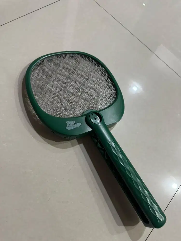 Raket nyamuk warna hijau