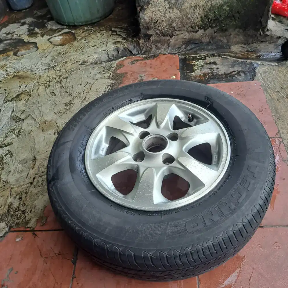 Ban stip atau ban serep mobil kijang r14 ori