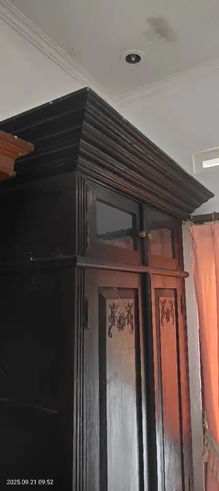 LEMARI EROPA TUA KUNO ANTIK