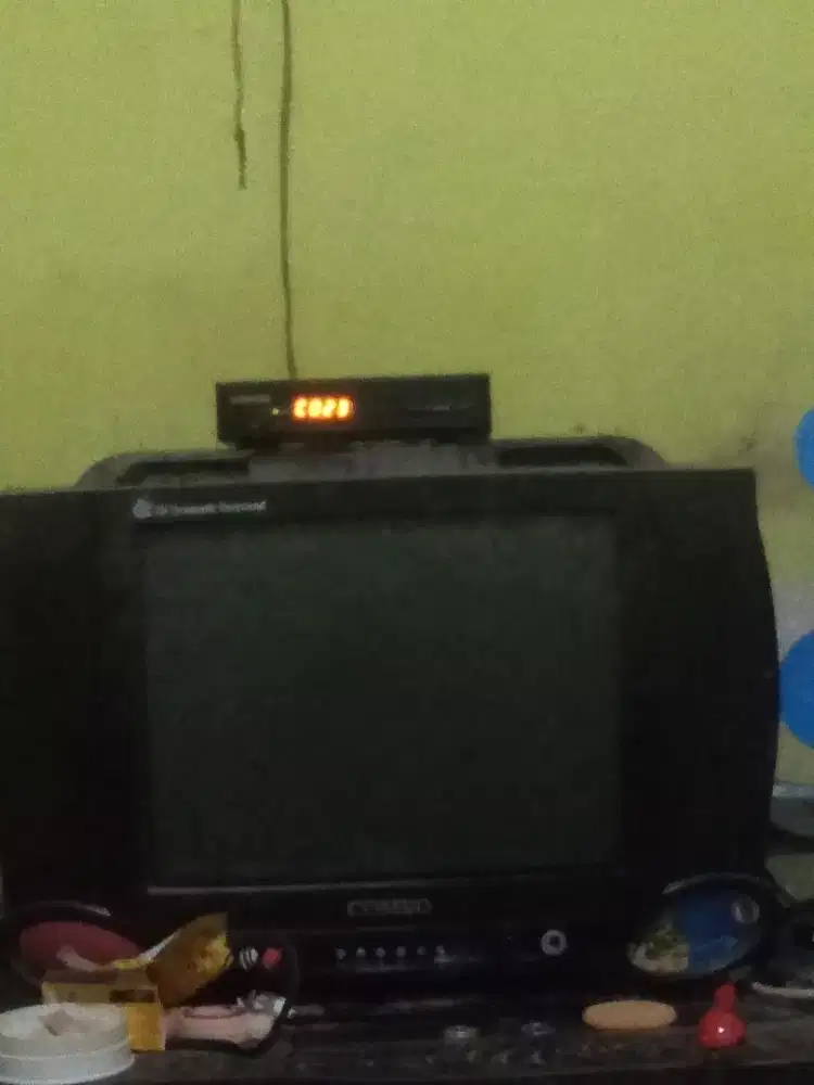 Dijual televisi tabung 14 inci lengkap dengan stb
