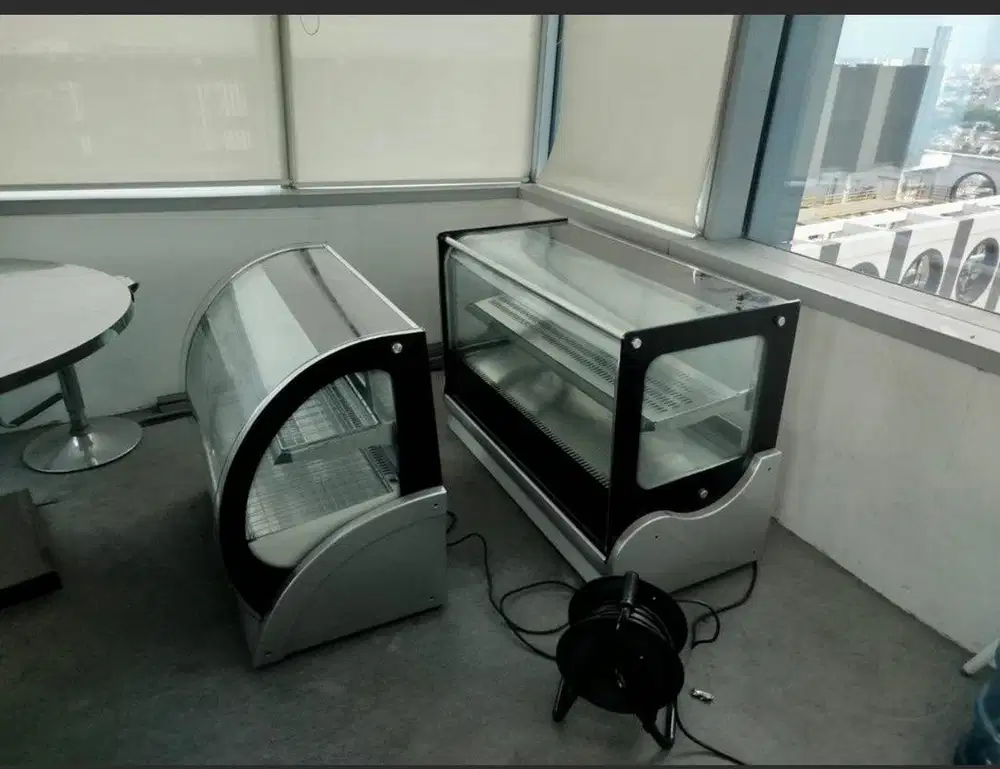 countertop cake showcase