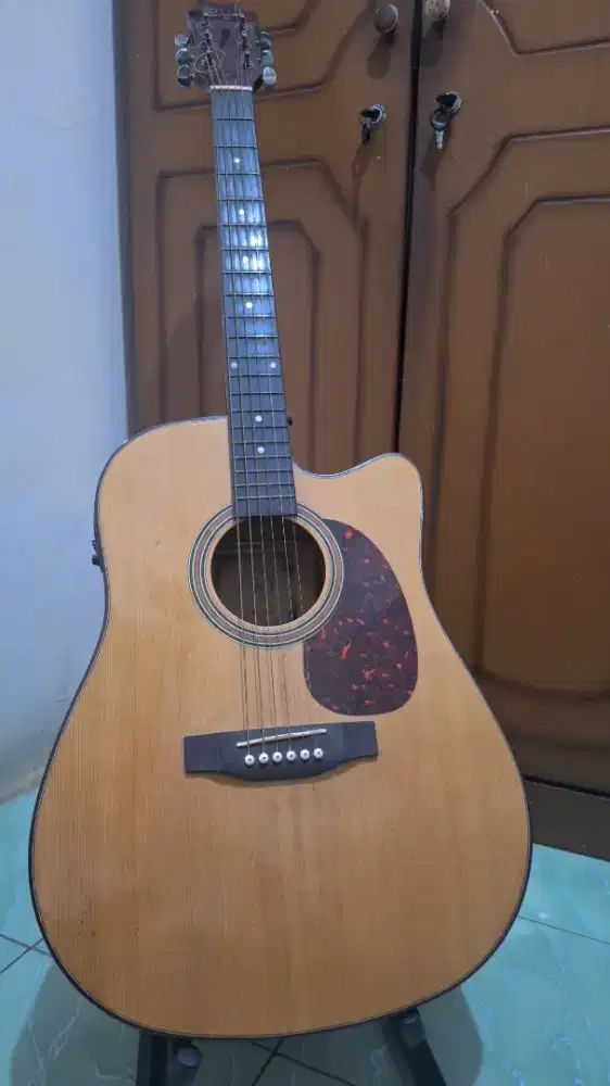 Gitar akustik Skylark MAG-550CN-EQ