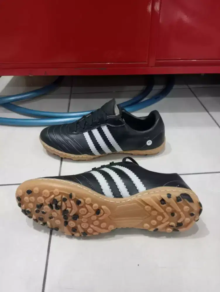 sepatu futsal dan bola kulit