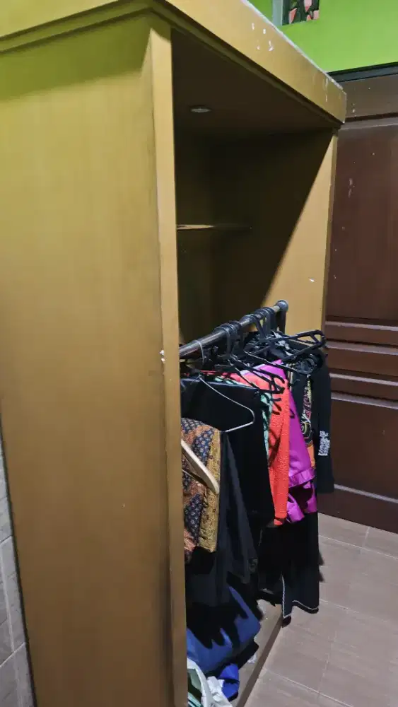 Lemari kayu showcase gantungan baju