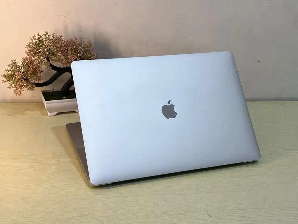 MacBook Pro 2019 TouchBar 16-Inch Intel Core i7 RAM 16 GB SSD 512 GB