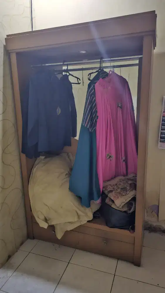 Lemari kayu gantungan baju showcase