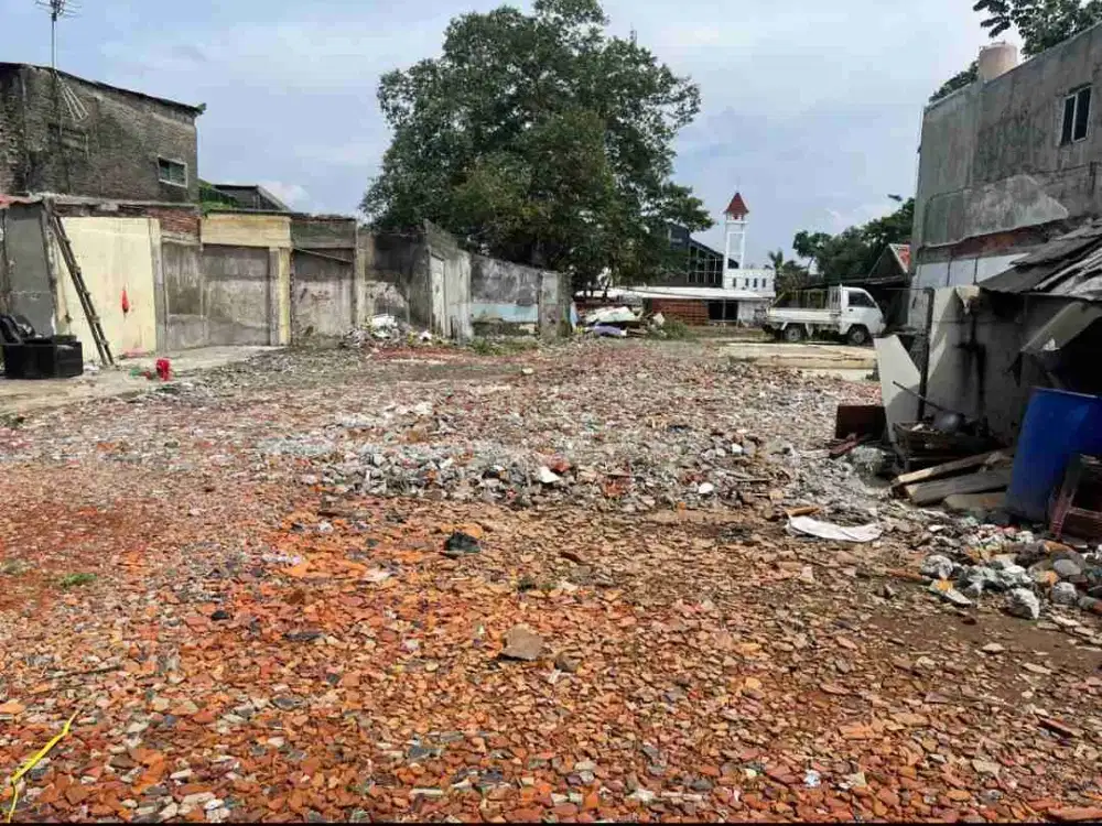 Dijual murah di pinggir Jl Raya Bogor dan Jl Tipar